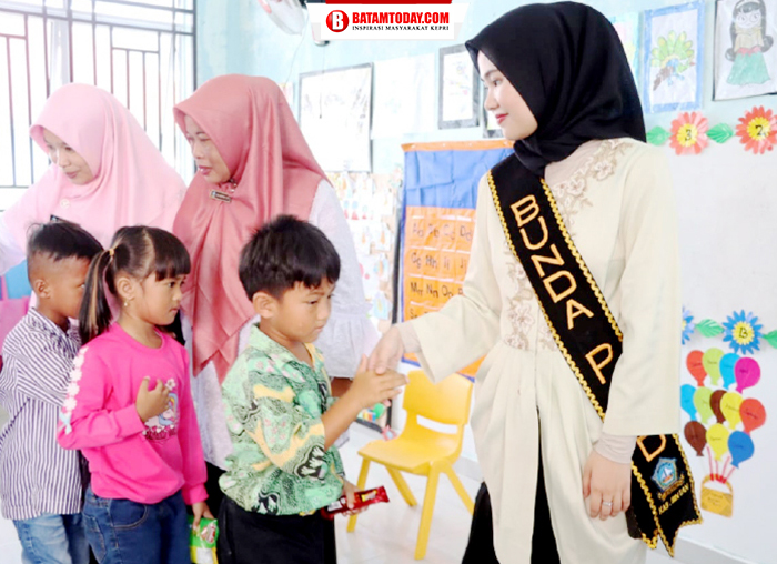 Bunda PAUD Bintan dan anak TK Negeri Toapaya saat bersalaman